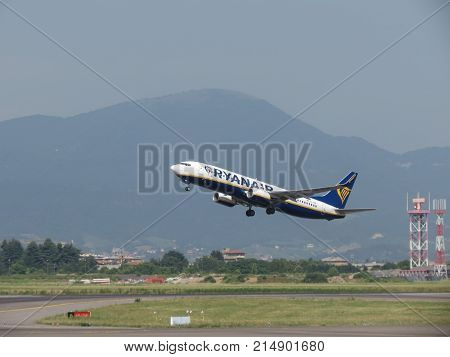 Ryanair Boeing 737-800 Taking Off