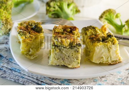 Vegetarian dietary fudge from broccoli, slices it on a plate
