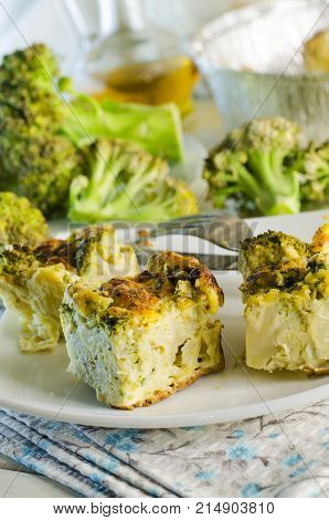 Vegetarian dietary fudge from broccoli, slices it on a plate