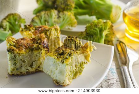 Vegetarian dietary fudge from broccoli, slices it on a plate