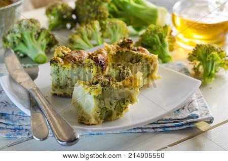 Vegetarian dietary fudge from broccoli, slices it on a plate