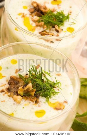 Tarator - soupe froide bulgare traditionnelle de Summer