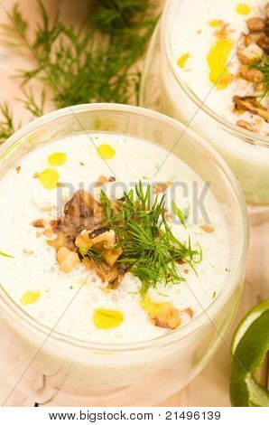 Tarator - soupe froide bulgare traditionnelle de Summer