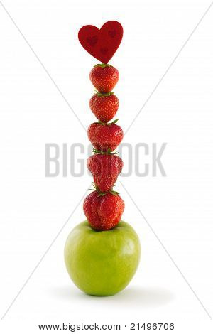 Composición de manzana verde y fresas