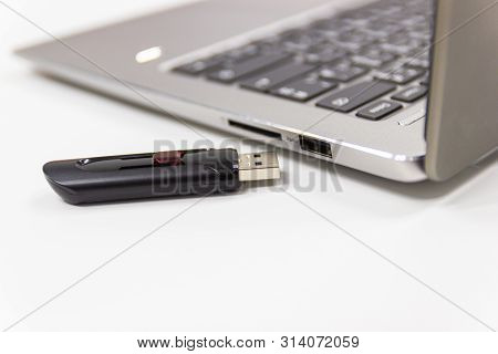 Flash Drive With Laptop Computer For Conncet To Usb Port Plug-in Laptop For Transfer And Backup Busi