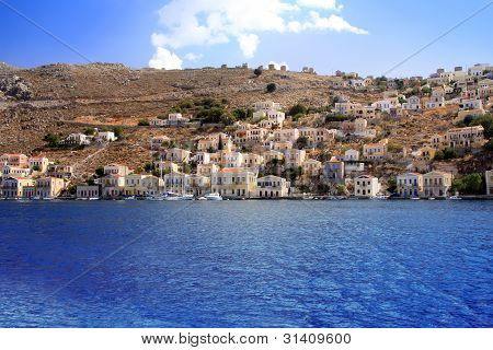 Řecko. Dodecanesse. Ostrov Symi (Simi). Barevné domy na skalách.