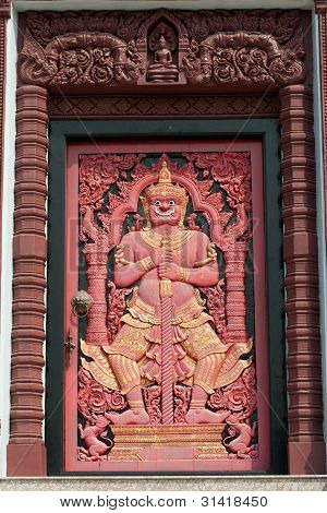 Obří dřevěný Sculture na dveře v thajské Pagoda.