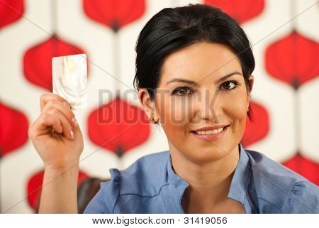Carta di credito business donna mostrando