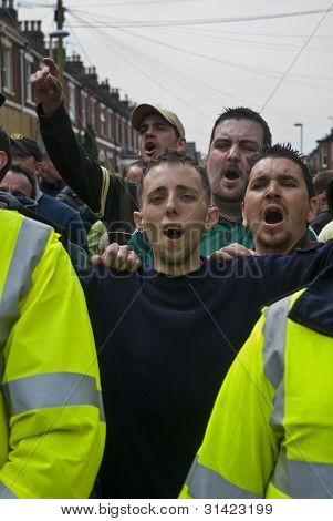 Onlar Lea polis eşliğinde vardır gibi Plymouth Argyle hayranları rakibi Exeter City taraftarları Not