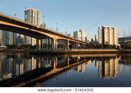 Pont de Downtown Vancouver de réflexion