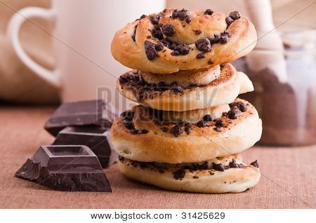 Булочки обломока шоколада brioche.