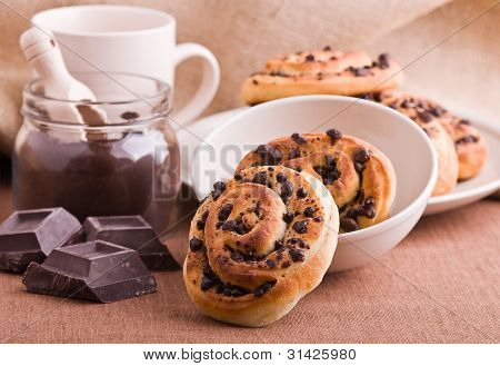 Булочки обломока шоколада brioche.