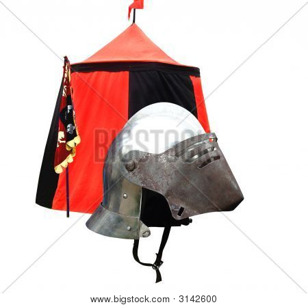 Vecchio casco del cavaliere medievale
