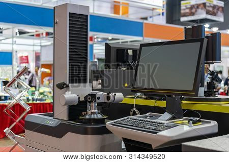 Insert Tip Or Cutting Tools For Cnc Machining Center Or Lathe Machine During Inspection Dimension Di