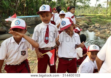 ‎‎batang,central Java/indonesia - 18 ‎september ‎2018 : A Group Of Elementary School Students Playin