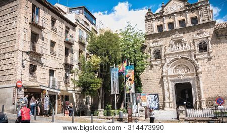 Toledo, Spain - April 28, 2018: Woman Walking In Front Of The Santa Cruz Museum In Toledo On A Sprin