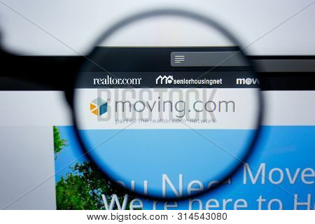 Los Angeles, California, Usa - 29 Jule 2019: Illustrative Editorial Of Moving.com Website Homepage. 