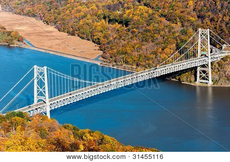 Veduta aerea di Bear Mountain bridge in autunno sul fiume Hudson