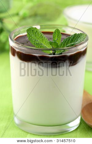 Dessert latte italiano Panacotta in un bicchiere di vetro