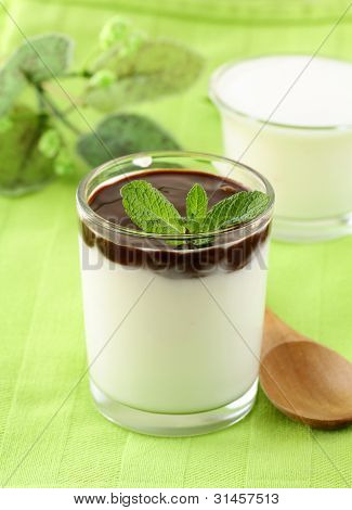 Dessert latte italiano Panacotta in un bicchiere di vetro