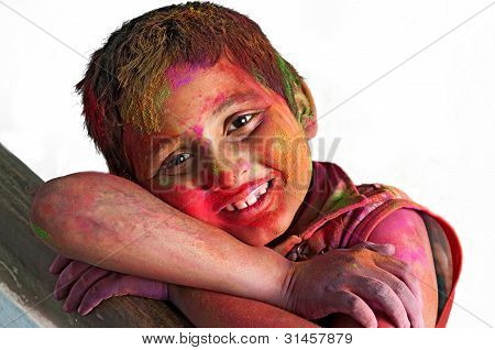 Chiudere il viso del ragazzo giocando Holi, sorridente colori, sfondo bianco