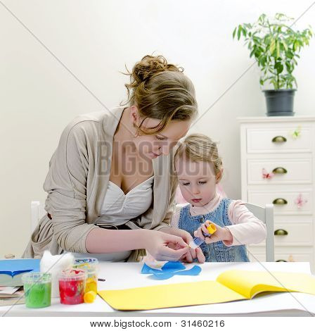 แกะสลัก แม่และลูกสาวที่ทำงานหัตถกรรม