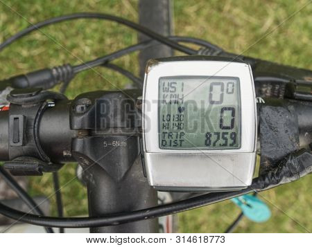 Set Cycling Computer On Mtb Bars. Its Displays A Range Of Basic Ride Data On A Clear Screen.