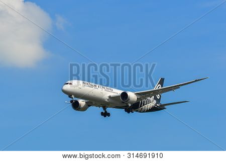 Singapore - Mar 27, 2019. Zk-nzm Air New Zealand Boeing 787-9 Dreamliner Landing At Changi Airport (