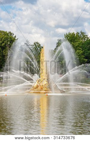 Moscow, Russia - July 22, 2019: View Of Golden Spike Fountain In Vdnh Park In Moscow On A Background