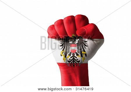 Puño pintada con colores de la bandera de Austria