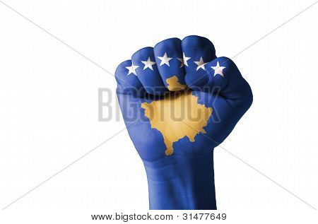 Knytnæve malet i farver af Kosovo Flag