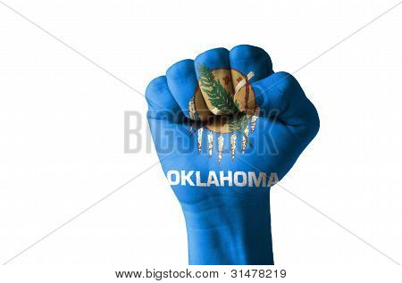 Vuist geschilderd In kleuren van ons staat Oklahoma vlag
