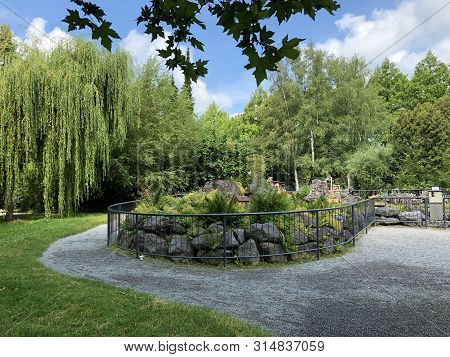 Garden Railway In The Mainau Kids World Adventure Playground Or Garteneisenbahn Im Mainau-kinderland