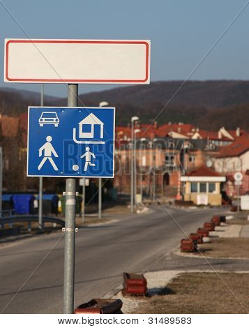 Tablo bir şehir önünde