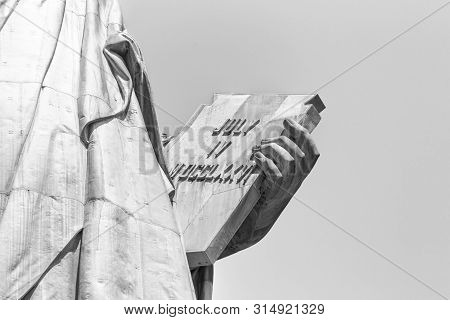 Statue Of Liberty, Left Hand Carries Tabula Ansata Inscribed In Roman Numerals With July Iv Mdcclxxv