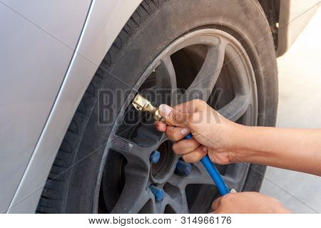Women Hand, Fill The Pressure System Pressure 35, The Ease Of Car Tire Care