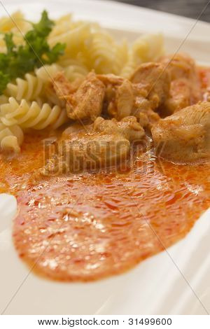 HÃ¤hnchenstÃ¼cke mit Nudeln in Paprika-Sahne-sauce
