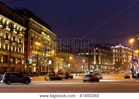 Widok ulicy Tverskaya w zimową noc w Moskwie