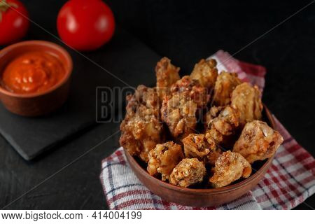 Freshly Cooked Buffolo Wings In Ceramic Bowl Close-up With Tomato Sauce And Tomatoes
