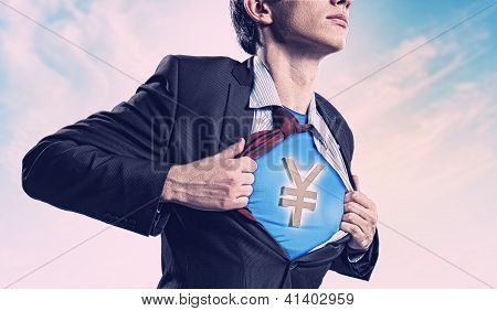 显示超人西装衬衫底下的商人