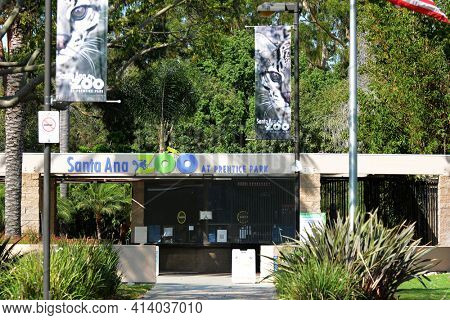 SANTA ANA, CALIFORNIA - 8 OCT 2020: Entrance to the Sant Ana Zoo at Prentice Park. 