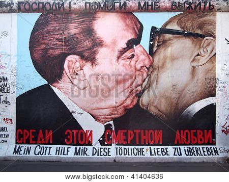 Kiss Of Honecker og Bresjnev på Berlin-muren