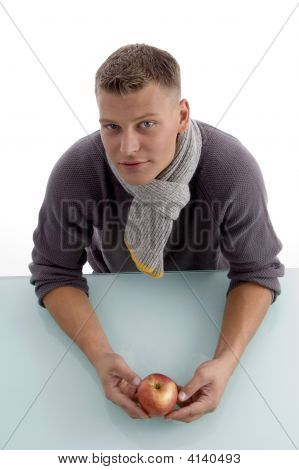 junger Mann mit apple