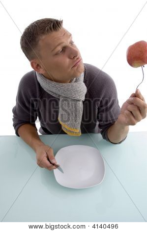 Man Holding Apple mit Gabel