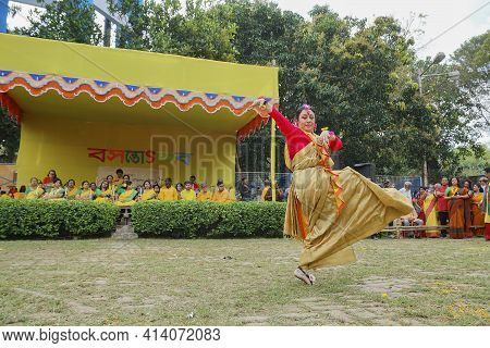 Kolkata, West Bengal, India - 9th March 2020 : Bengali Lady Dancer Dressed In Colorful Indian Dresse