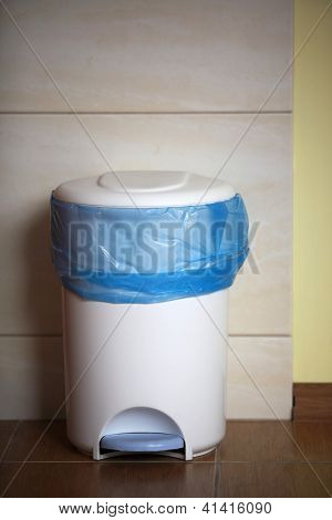 Kosza z plastikową torbę w środku
