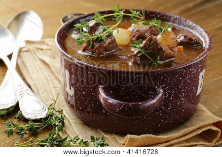Gulasch di manzo francese tradizionale - Boeuf bourguignon