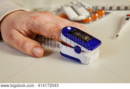 Medical Monitoring Device For Non-invasive Measurement Of Oxygen Saturation Level Human Finger Pulse