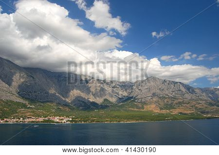 Flygfoto på Baska Voda i Kroatien
