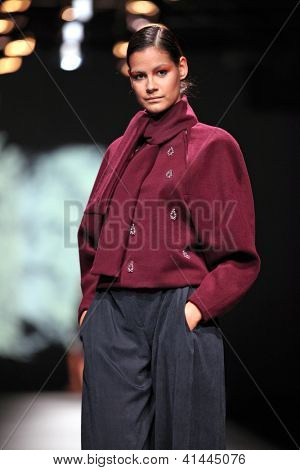 ซาเกร็บ โครเอเชีย - 18 ตุลาคม: แบบแฟชั่นเสื้อผ้าเสื้อผ้าทำ โดย Sonja Lamut 'Croaporter' fashio